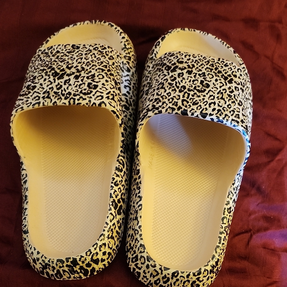 NWOT Leopard Pattern Slides